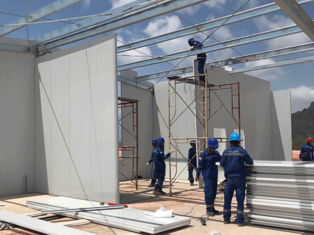 En la obra se instalaron paneles sándwich de acero de color.