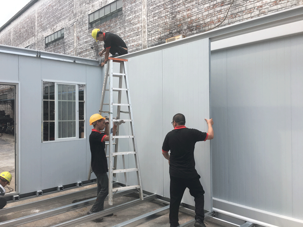 En la obra se instalaron paneles sándwich de acero de color.