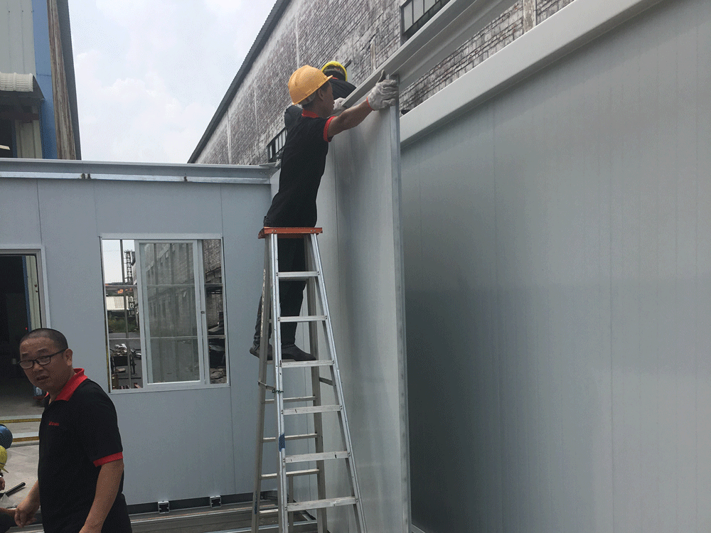 En la obra se instalaron paneles sándwich de acero de color.